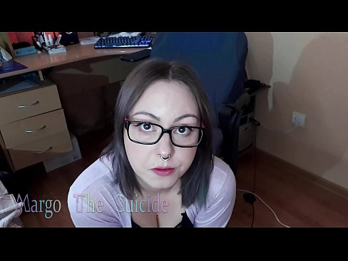 ❤️ Nighean gnèitheach le speuclairean a’ suirghe Dildo gu domhainn air a’ chamara ❤❌ Porno leinn ﹏