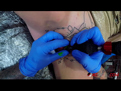 ❤️ Fìor tattooed hottie Sully Savage fhuair tattoo air a clitoris ❤❌ Porno leinn ﹏