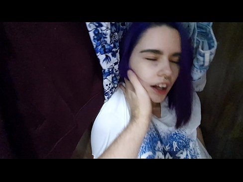 ❤️ Lorg mi mo sis anns a’ chlòsaid agus chuidich i cum ❤❌ Porno leinn ﹏